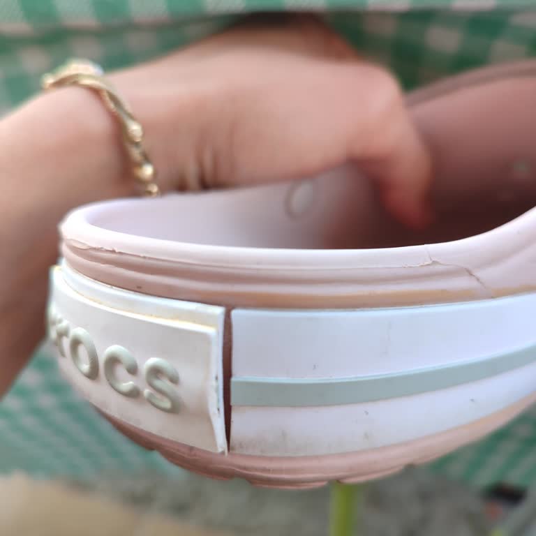 Crocs Terlik & Ayakkabı Az Kullanılan Crocs Terliğin Arka Şeridinde Açılma Sorunu