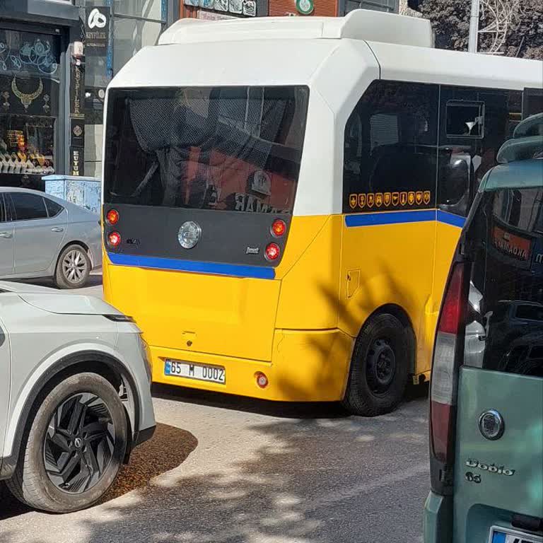 Dolmuş Şoföründen Kapalı Alanda Sigara Ve Saygısız Davranış