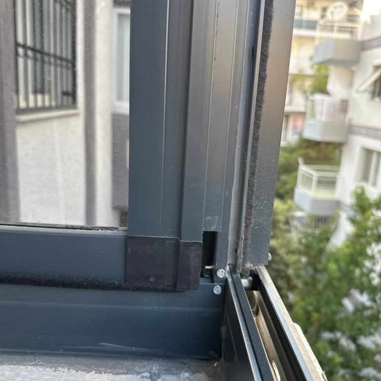 Cam Balkon Montajı Sonrası Eksikler 8 Aydır Giderilmiyor, Muhatap Bulunamıyor