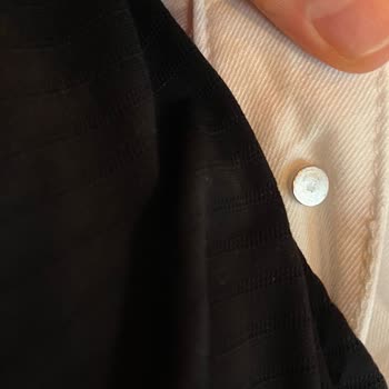 Beyaz Jean Pantolonda Sürekli Sorun: İplik Kaçması Ve Düğme Kopması