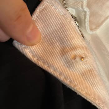 Beyaz Jean Pantolonda Sürekli Sorun: İplik Kaçması Ve Düğme Kopması
