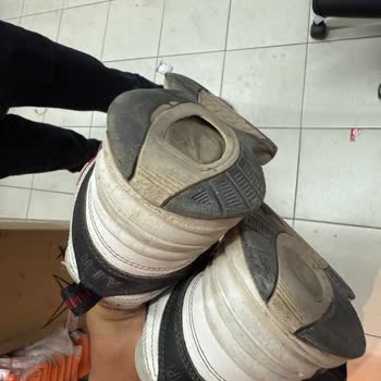 Nike Ayakkabının Tabanı Kalktı, Mağaza Kusur Kabul Etmedi