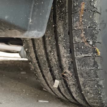 Uyarısız Asfalt Çalışması Nedeniyle Araçta Hasar Oluştu