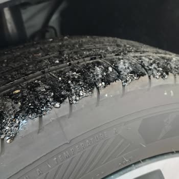 Uyarısız Asfalt Çalışması Nedeniyle Araçta Hasar Oluştu