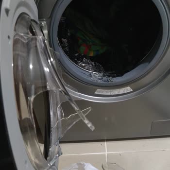 Garanti Kapsamındaki Keysmart Çamaşır Makinesi Camı Sıkma Esnasında Patladı