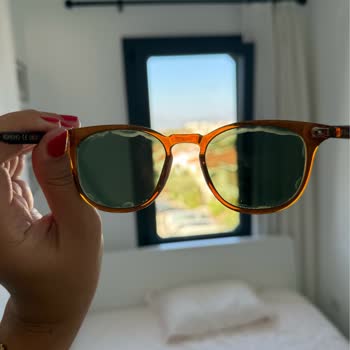 Kutuda Saklanan Gözlükte Beklenmedik Renk Açılması Ve Garanti Belirsizliği