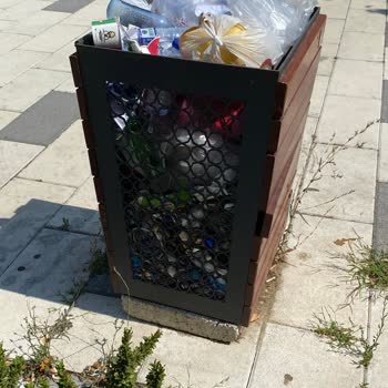 Yeni Yapılan Parkta Çöp Sorunu Ve Yetersiz Temizlik Denetimi