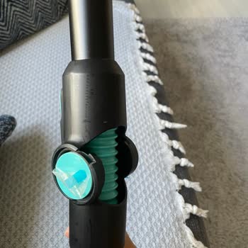 Yeni Alınan Fakir Süpürgenin Katlama Yerinden Kırılması