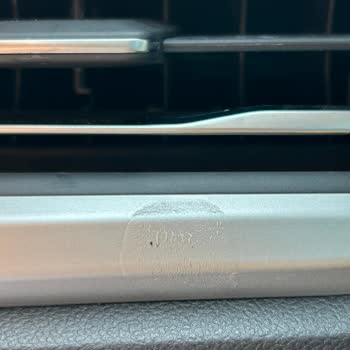 Araç Kokusu Konsolda Leke Ve Hasara Yol Açtı