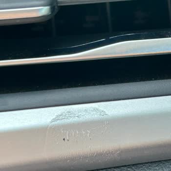 Araç Kokusu Konsolda Leke Ve Hasara Yol Açtı