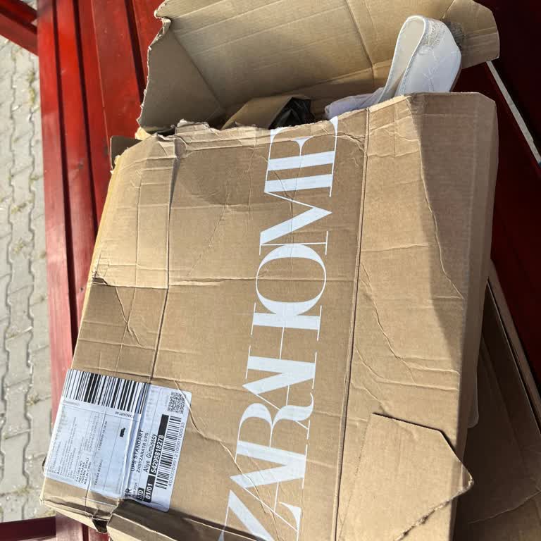 UPS İle Gelen Zara Ayakkabılarım Açık Pakette Tozlu Ve Dağınık Teslim Edildi