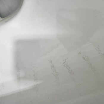 Ege Vitrifiye Asma Klozetin Yüzeyinde Geçmeyen Kararma Ve Lekeler Oluştu