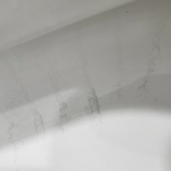 Ege Vitrifiye Asma Klozetin Yüzeyinde Geçmeyen Kararma Ve Lekeler Oluştu