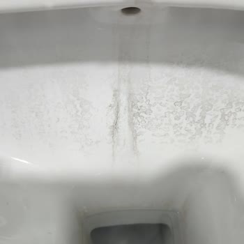 Ege Vitrifiye Asma Klozetin Yüzeyinde Geçmeyen Kararma Ve Lekeler Oluştu