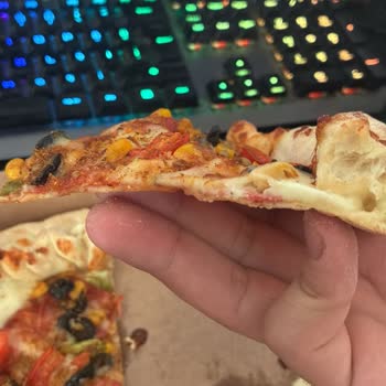 Klasik Hamur Beklerken İnce Pizza Ve Ezilmiş İçecek Hayal Kırıklığı