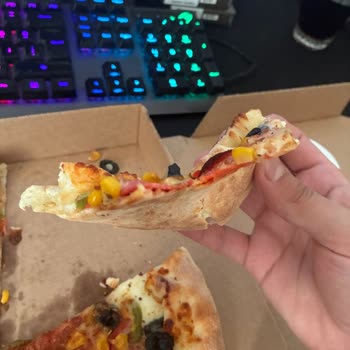 Klasik Hamur Beklerken İnce Pizza Ve Ezilmiş İçecek Hayal Kırıklığı