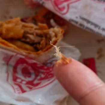 Siparişimde Tavuk Dürümden Uzun Kanat Tüyü Çıktı, Hijyen Ve Mağduriyet Yaşadım