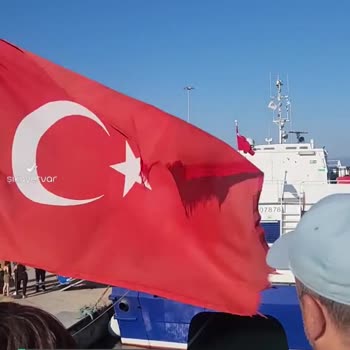 Turyol Türk Bayrağının Eski Ve Yıpranmış Olması