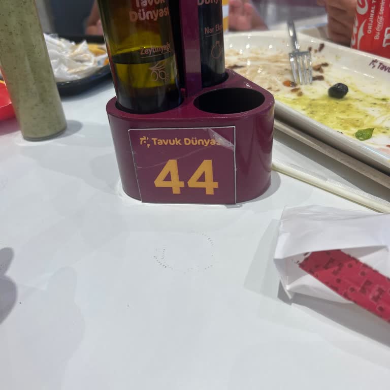 Yemekte Kıl Çıkması Ve İlgisiz Personel Nedeniyle Rahatsızlık