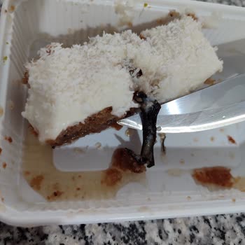 Kıbrıs Tatlısında Plastik Parçası Çıkması Nedeniyle Hijyen Endişesi