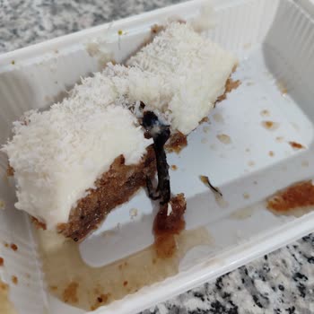 Kıbrıs Tatlısında Plastik Parçası Çıkması Nedeniyle Hijyen Endişesi