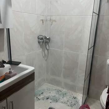 Kurulum Sırasında Patlayan Duşakabin Camı Hayati Tehlike Yarattı