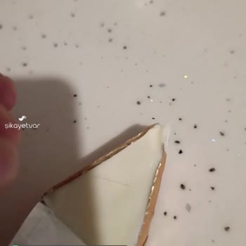 Karper Üçgen Peynirin İçinde Kıl Çıktı!