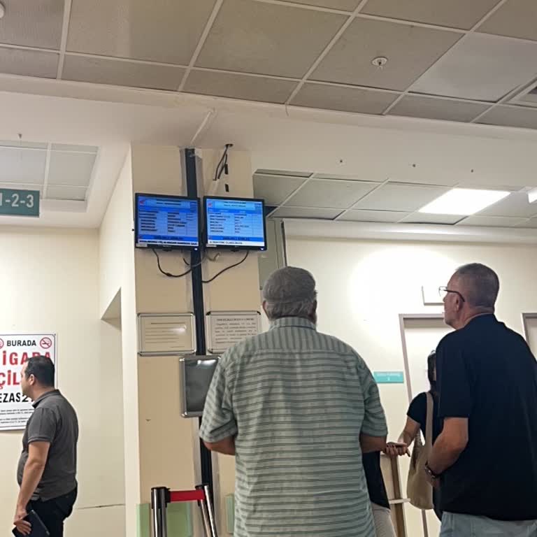 Adana Çukurova Devlet Hastanesinde İsim Ekranlarının Küçüklüğü Yaşlı Hastaları Zorluyor