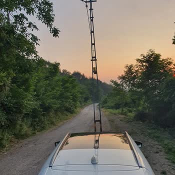 Yolun Ortasındaki Direk Tehlike Saçıyor