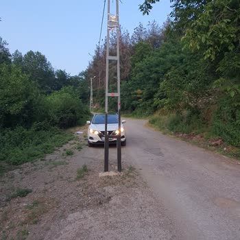Yolun Ortasındaki Direk Tehlike Saçıyor