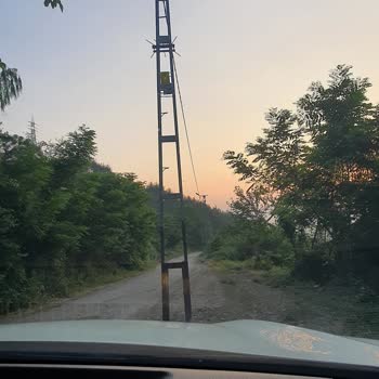 Yolun Ortasındaki Direk Tehlike Saçıyor