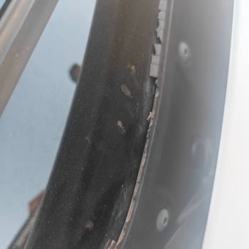 BMW 320d Ön Cam Fitili Çürümesi Ve Su Sızdırma Sorunu