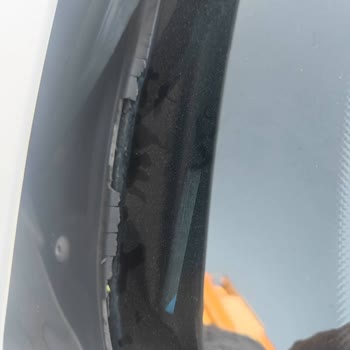 BMW 320d Ön Cam Fitili Çürümesi Ve Su Sızdırma Sorunu