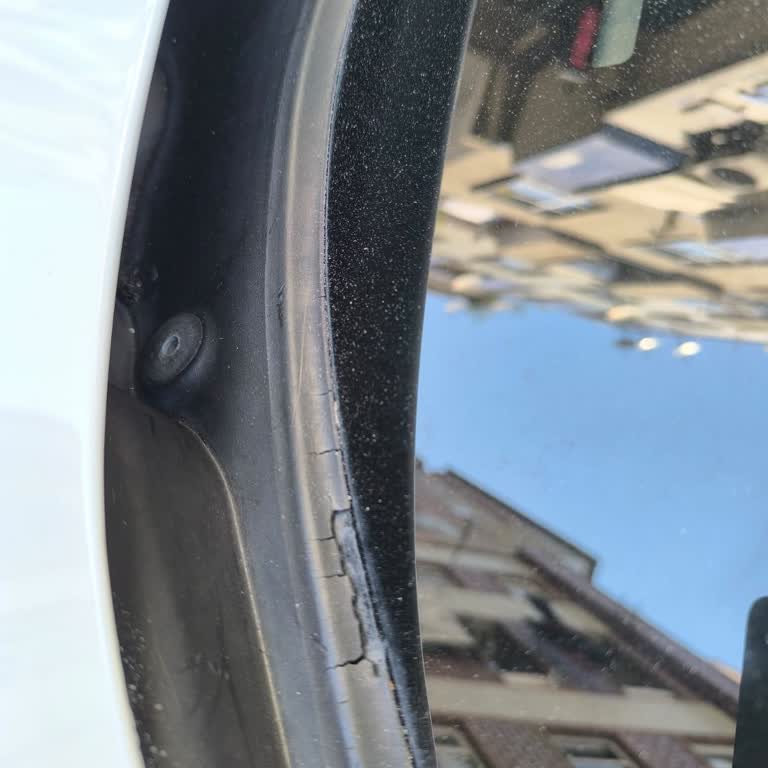 BMW 520i Ön Cam Plastik Aksamında Kendiliğinden Çatlama Ve Kopma Sorunu