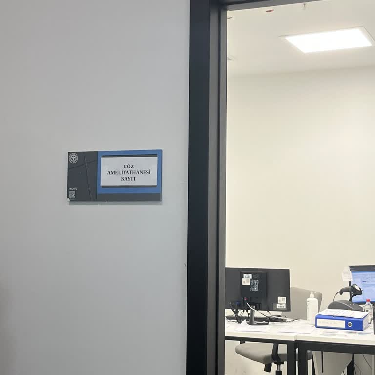 Göz Ameliyathanesi Kayıt Bölümünde Uzun Bekleme Ve İlgisizlik Mağduriyeti