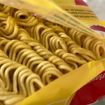 Aldığım Noodle Paketlerinde Böcek Ve Küf Şoku!