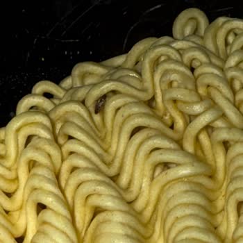 Aldığım Noodle Paketlerinde Böcek Ve Küf Şoku!