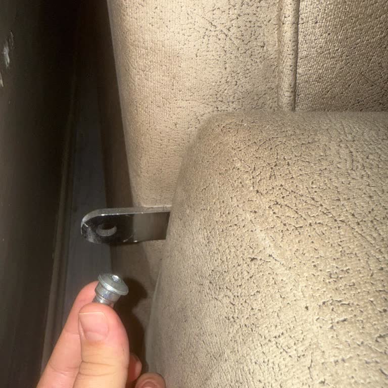 Yeni Alınan Koltuk Takımında Sürekli Vida Ve Kumaş Sorunu