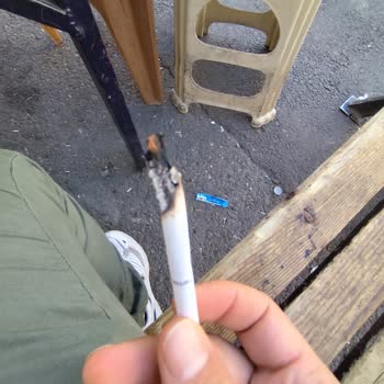 Sigara Paketinden Odun Parçası Çıkması Şaşkınlık Yarattı