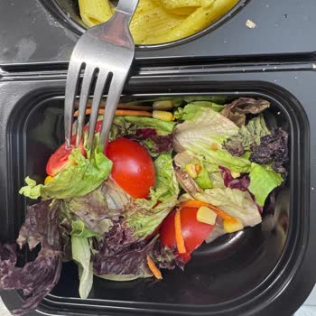 Salatada Böcek Çıktı, Ürünler Çöp Oldu Ve Para İadesi Alamıyorum