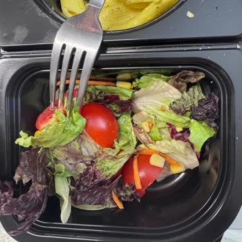 Salatada Böcek Çıktı, Ürünler Çöp Oldu Ve Para İadesi Alamıyorum