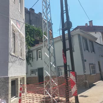 Evimizin Önündeki Elektrik Direği Güvenlik Riski Oluşturuyor