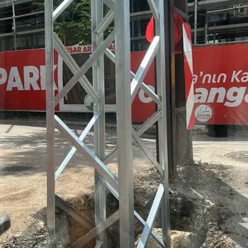 Evimizin Önündeki Elektrik Direği Güvenlik Riski Oluşturuyor