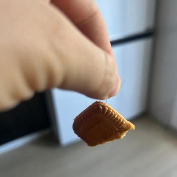 A101’den Alınan Xroll Bisküvinin İçinden Kıl Çıktı!