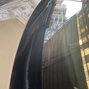 BMW F10 Ön Cam Koruma Plastiği Kronik Sorunu Ve Çözüm Beklentisi