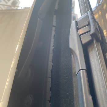 BMW F10 Ön Cam Koruma Plastiği Kronik Sorunu Ve Çözüm Beklentisi