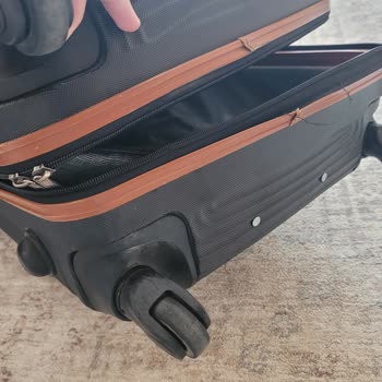 Ajet Uçuşunda Hasarlı Bavul Ve Geciken Çözüm