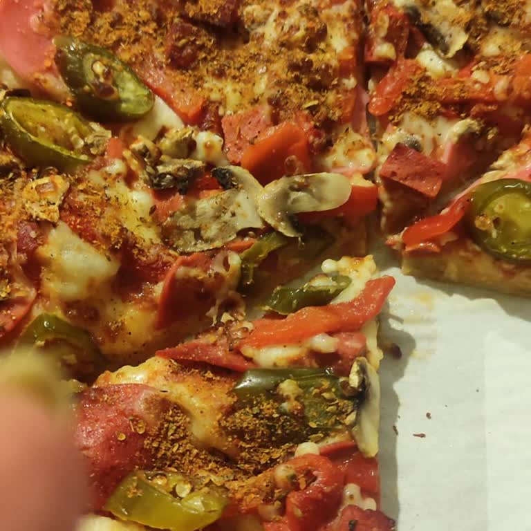 Yanlış Ve Soğuk Pizza, Üstüne Bir De Mantarlı Geldi!