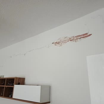 TOKİ Konutunda Oluşan Büyük Duvar Çatlağı Ailemizi Tedirgin Ediyor, Çözüm Bekliyoruz