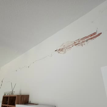 TOKİ Konutunda Oluşan Büyük Duvar Çatlağı Ailemizi Tedirgin Ediyor, Çözüm Bekliyoruz